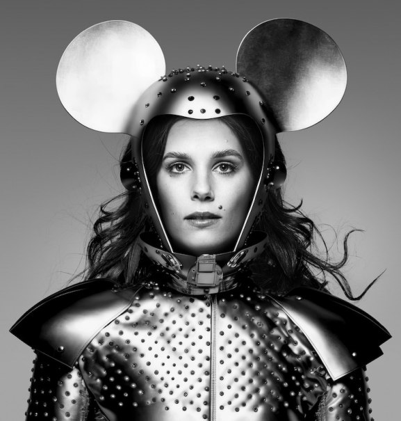 Person in shiny, metallic armor with large, round ears on the helmet, in black and white., &copy; Music Circus Concertb&uuml;ro GmbH &CoKG