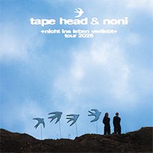 Zwei Personen auf einem Hügel, blauer Himmel, Schwalben-Symbole. Text: Tape Head & NONI - nicht ins leben verliebt tour 2026., © links im Bild Zwei Personen auf einem Hügel, blauer Himmel, Schwalben-Symbole. Text: Tape Head & NONI - nicht ins leben verliebt tour 2026., © links im Bild
