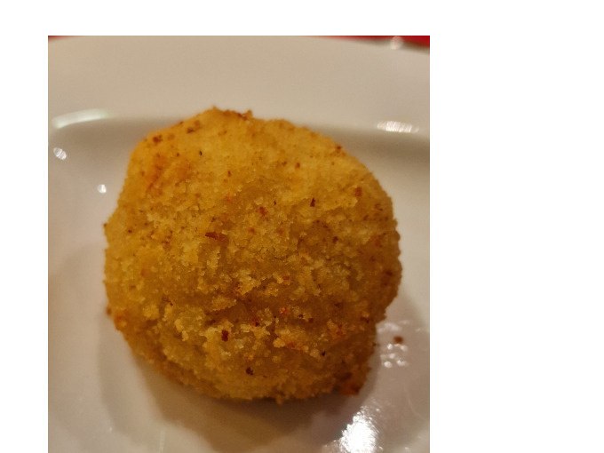 A golden-brown deep-fried arancino lies on a white plate. The crispy breading is clearly visible., © Kultweine-Kochwelten-Kunstücke - Kochschule Sonja Lenz A golden-brown deep-fried arancino lies on a white plate. The crispy breading is clearly visible., © Kultweine-Kochwelten-Kunstücke - Kochschule Sonja Lenz