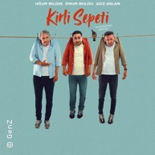 Drei Männer hängen an einer Wäscheleine vor blauem Hintergrund. Oben steht "Kirli Sepeti"., © links im Bild