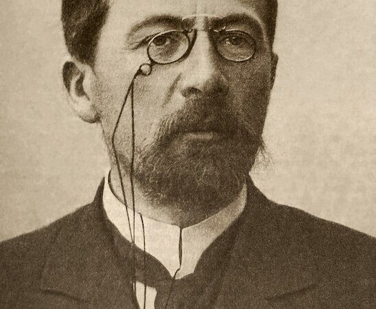 Ein Portr&auml;t eines Mannes mit Monokel und Bart, der formell gekleidet ist. Der Hintergrund ist neutral gehalten., &copy; Literaturhaus Stuttgart