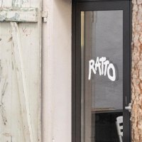 Entrance to the Ratto Bar with glass front and old, weathered wooden doors. Wine bottles can be seen in the window., © Stuttgart-Marketing GmbH, Sarah Schmid Entrance to the Ratto Bar with glass front and old, weathered wooden doors. Wine bottles can be seen in the window., © Stuttgart-Marketing GmbH, Sarah Schmid