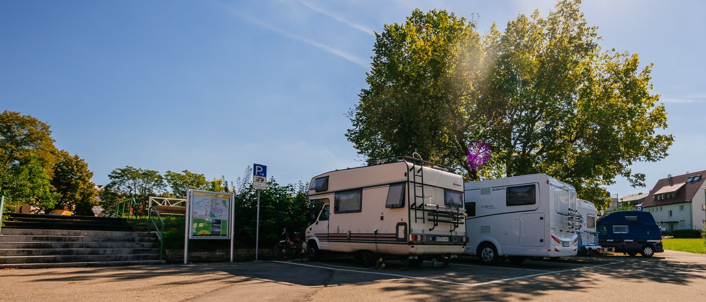 Wohnmobilstellplatz in Leonberg mit mehreren geparkten Wohnmobilen unter klarem, blauem Himmel und Sonnenschein., © Stuttgart-Marketing GmbH, Thomas Niedermüller