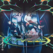 Vier Personen in futuristischer Umgebung, umgeben von Lichteffekten, mit dem Schriftzug 'AVRALIZE' im Vordergrund., © links im Bild Vier Personen in futuristischer Umgebung, umgeben von Lichteffekten, mit dem Schriftzug 'AVRALIZE' im Vordergrund., © links im Bild