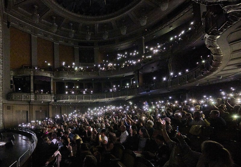 Ein Konzertsaal voller Menschen, die ihre Handys mit eingeschaltetem Licht hochhalten, um eine magische Atmosphäre zu erzeugen., © Württembergische Staatstheater Stuttgart