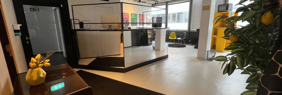 Modern reception area with counter, chairs and plants. Bright lighting and decorations create an inviting atmosphere., &copy; pause & play Stuttgart