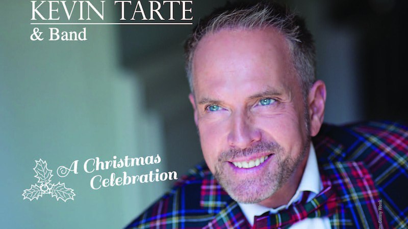 Mann in kariertem Anzug lächelt, daneben der Text 'Kevin Tarte & Band, A Christmas Celebration' mit weihnachtlichen Motiven., © Renitenztheater Stuttgart e.V.