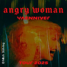 Poster der Angry Woman Tour 2025 von Yaenniver. Eine stilisierte Frau in Rot- und Gelbtönen, umgeben von Schriftzügen in Rot., © links im Bild Poster der Angry Woman Tour 2025 von Yaenniver. Eine stilisierte Frau in Rot- und Gelbtönen, umgeben von Schriftzügen in Rot., © links im Bild