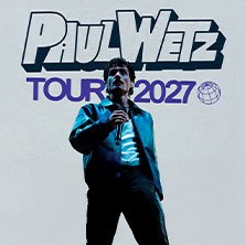 Ein Poster mit einem Mann, der ein Mikrofon h&auml;lt, und der Aufschrift 'PaulWetz Tour 2027'., &copy; links im Bild
