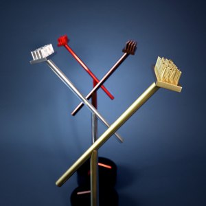 Drei stilisierte Besen in Rot, Silber und Gold stehen aufrecht vor einem blauen Hintergrund., &copy; Renitenztheater Stuttgart e.V.