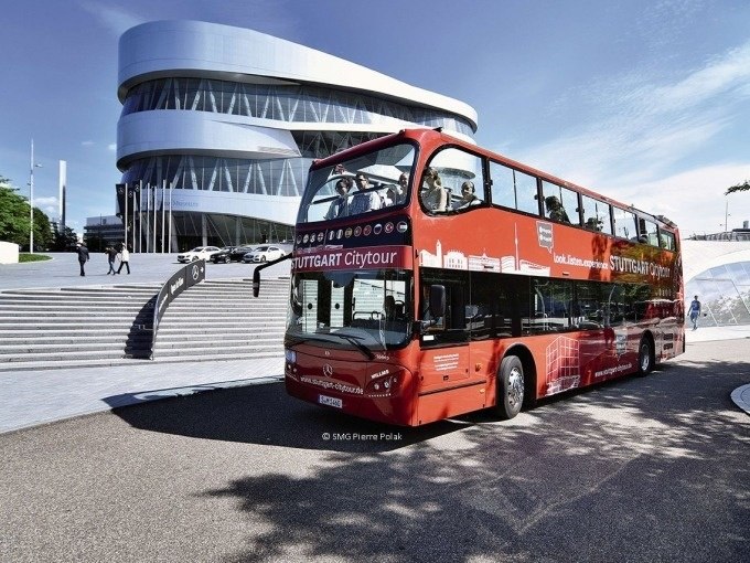 Ein roter Doppeldeckerbus der Stuttgart Citytour steht vor dem modernen Mercedes-Benz Museum., © SMG, Pierre Polak Ein roter Doppeldeckerbus der Stuttgart Citytour steht vor dem modernen Mercedes-Benz Museum., © SMG, Pierre Polak