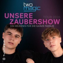 Zwei junge M&auml;nner posieren vor einem dunklen Hintergrund. Oben steht 'Unsere Zaubershow - Tour 2026'. Ein Erlebnis f&uuml;r die ganze Familie., &copy; links im Bild