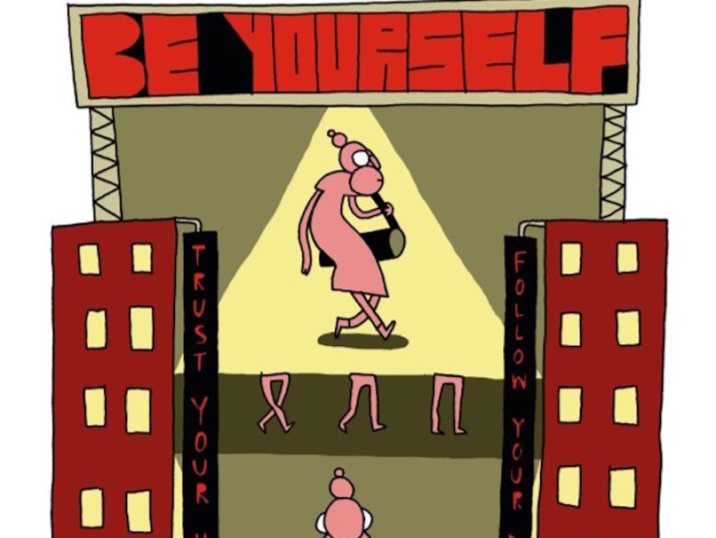Comic-Zeichnung einer Figur auf einer Bühne mit dem Schriftzug 'Be Yourself'. Die Figur trägt eine Tasche und wird von Scheinwerfern beleuchtet., © Literaturhaus