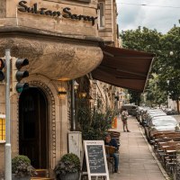 A restaurant called Sultan Saray in a historic building. There are tables on the sidewalk in front of the entrance. A traffic sign indicates 40 km/h., &copy; SMG Stuttgart Marketing GmbH - Sarah Schmid
