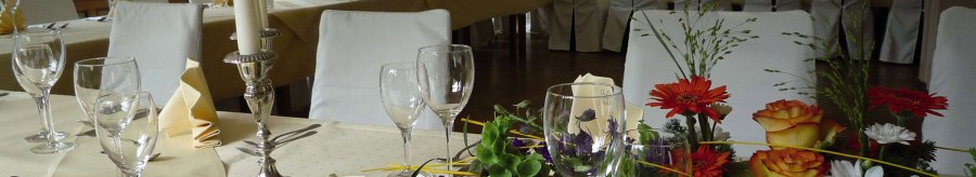 Festlich gedeckter Tisch im R&ouml;merhof Stuttgart mit Blumen, Kerzen und Gl&auml;sern, bereit f&uuml;r eine Veranstaltung., &copy; Kulinarium und R&ouml;merhof Stuttgart