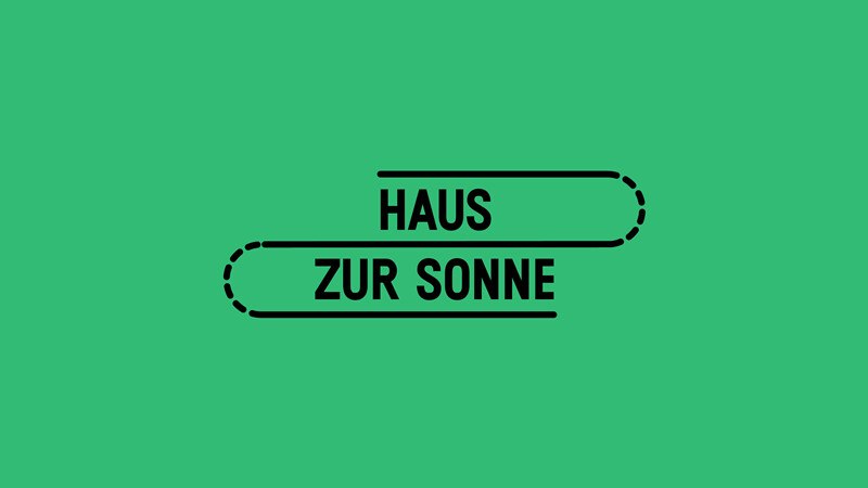 Grüner Hintergrund mit schwarzem Text 'Haus zur Sonne', umrahmt von gestrichelter Linie., © Württembergische Staatstheater Stuttgart