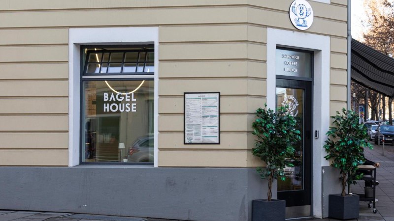 A caf&eacute; called Bagel House with a large shop window and an entrance door. There are plants in front of the building and a menu is visible., &copy; Stuttgart-Marketing GmbH, Sarah Schmid