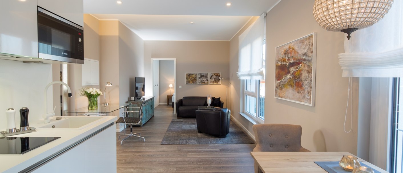 Modern suite with kitchen, living room and separate bedroom. Bright furnishings, stylish decoration and large windows create an inviting ambience., © Hotel LOGIS Modern suite with kitchen, living room and separate bedroom. Bright furnishings, stylish decoration and large windows create an inviting ambience., © Hotel LOGIS