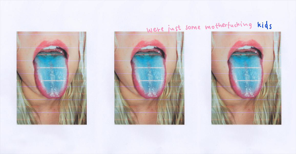 Drei Bilder zeigen eine Person mit blauer Zunge und blonden Haaren. Dar&uuml;ber steht in bunter Schrift: "We're just some motherfucking kids"., &copy; links im Bild