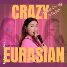 Eine Frau in pink h&auml;lt ein Mikrofon vor einem pinken Hintergrund. Der Text 'Crazy Eurasian' und 'Stand-Up Comedy in English' ist zu sehen., &copy; links im Bild