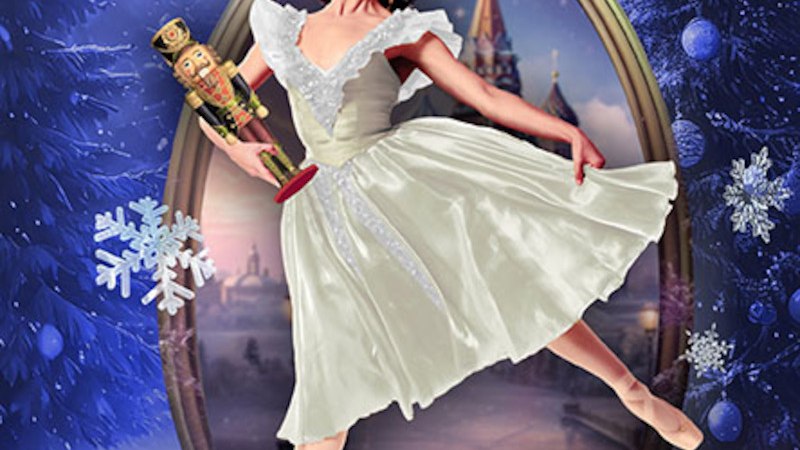 Eine Ballerina in einem weißen Kleid hält einen Nussknacker vor einer winterlichen Kulisse mit Schneeflocken und Tannenbäumen., © Konstantin Rain be.entertained Eine Ballerina in einem weißen Kleid hält einen Nussknacker vor einer winterlichen Kulisse mit Schneeflocken und Tannenbäumen., © Konstantin Rain be.entertained
