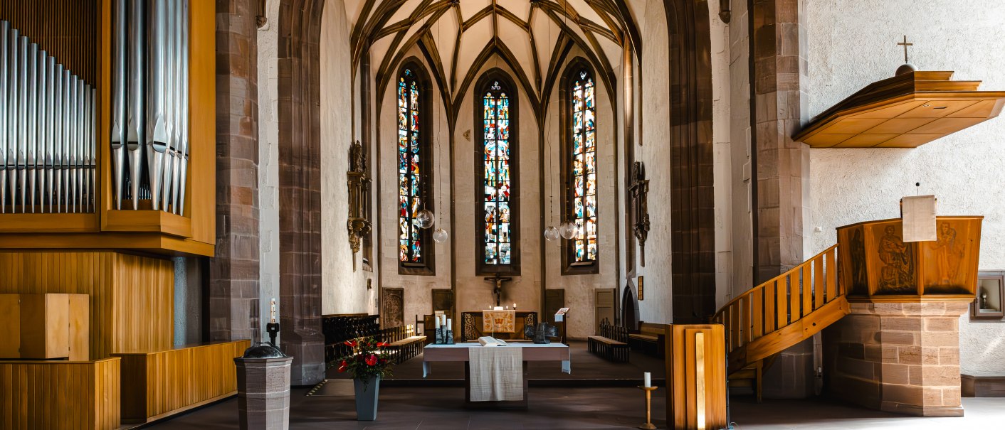 Innenansicht der Leonardskirche mit Orgel, Buntglasfenstern und hölzerner Kanzel. Gotische Architektur mit hohen Gewölben., © SMG Stuttgart Marketing GmbH - Sarah Schmid