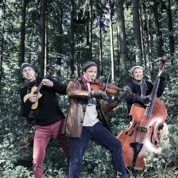 BERTA EPPLE under the tree, &copy; Theaterhaus Stuttgart e.V.