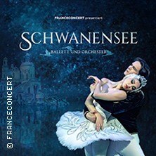 Plakat für Schwanensee: Balletttänzer in eleganter Pose vor blauem Hintergrund, Schriftzug 'Schwanensee - Ballett und Orchester'. Elegante Atmosphäre., © links im Bild Plakat für Schwanensee: Balletttänzer in eleganter Pose vor blauem Hintergrund, Schriftzug 'Schwanensee - Ballett und Orchester'. Elegante Atmosphäre., © links im Bild
