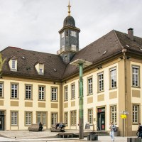 The historic town hall of Göppingen on the market square, surrounded by trees and people. The clock tower rises above the building., © SMG Stuttgart Marketing GmbH - Sarah Schmid The historic town hall of Göppingen on the market square, surrounded by trees and people. The clock tower rises above the building., © SMG Stuttgart Marketing GmbH - Sarah Schmid