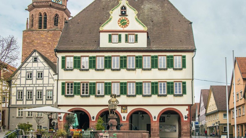 Historic market square in Weil der Stadt with half-timbered houses and a central building with a clock and statue., © Stuttgart-Marketing GmbH, Sarah Schmid Historic market square in Weil der Stadt with half-timbered houses and a central building with a clock and statue., © Stuttgart-Marketing GmbH, Sarah Schmid