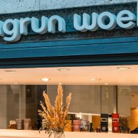 Schaufenster eines Geschäfts mit dem Namen Sigrun Woehr. Im Inneren sind Schuhe und Accessoires ausgestellt., © Stuttgart Marketing GmbH, Sarah Schmid Schaufenster eines Geschäfts mit dem Namen Sigrun Woehr. Im Inneren sind Schuhe und Accessoires ausgestellt., © Stuttgart Marketing GmbH, Sarah Schmid