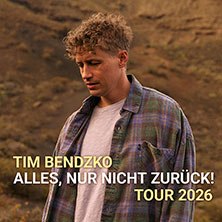 Ein Mann in kariertem Hemd steht in einer natürlichen Umgebung. Text: Tim Bendzko - Alles, nur nicht zurück! Tour 2026., © links im Bild