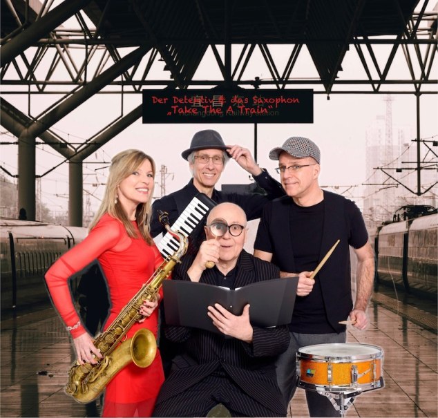 Vier Personen mit Musikinstrumenten stehen in einem Bahnhof. Eine Frau h&auml;lt ein Saxophon, w&auml;hrend die M&auml;nner eine Melodica, ein Buch und einen Trommelstock haben., &copy; Rosenau Kultur e.V.