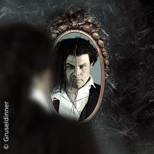 Ein Mann mit düsterem Blick im Spiegel, unscharfe Person im Vordergrund. Szene aus einem Gruseldinner zu Dr. Jekyll & Mr. Hyde., © links im Bild Ein Mann mit düsterem Blick im Spiegel, unscharfe Person im Vordergrund. Szene aus einem Gruseldinner zu Dr. Jekyll & Mr. Hyde., © links im Bild