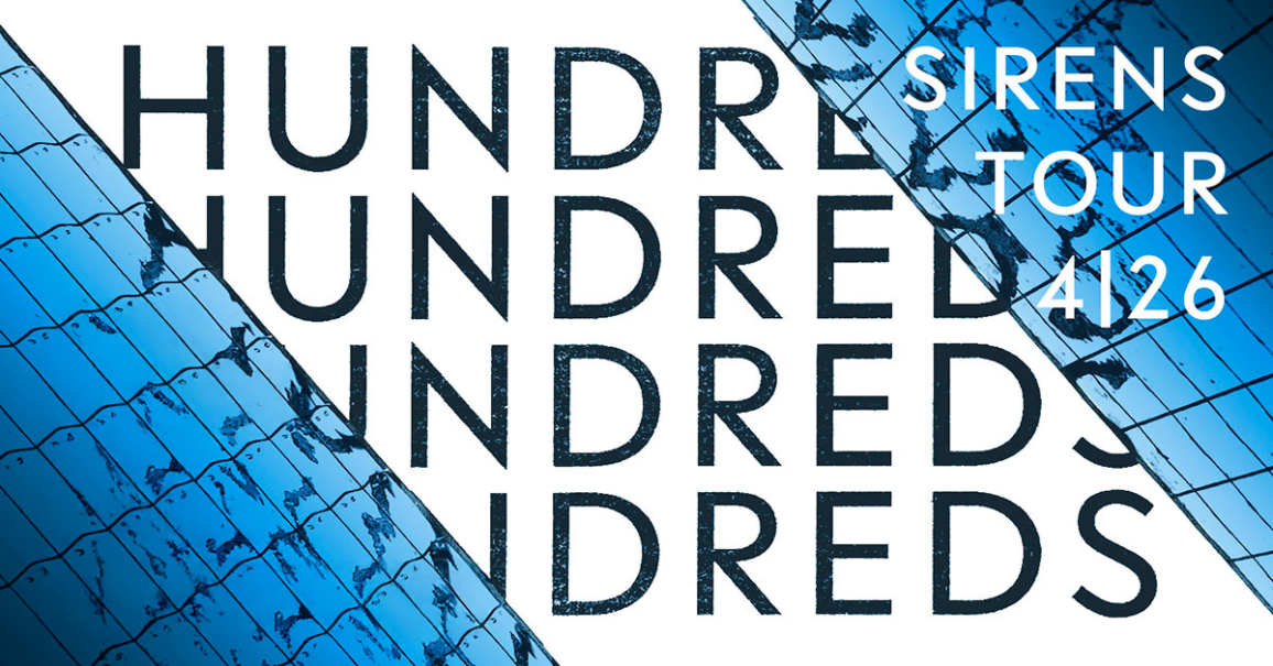 Grafik mit dem Wort 'HUNDREDS' mehrfach wiederholt und dem Text 'SIRENS TOUR 2026' auf einem blauen, strukturierten Hintergrund., © links im Bild Grafik mit dem Wort 'HUNDREDS' mehrfach wiederholt und dem Text 'SIRENS TOUR 2026' auf einem blauen, strukturierten Hintergrund., © links im Bild