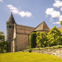 Das Kloster Lorch in einer sonnigen Landschaft mit grünen Bäumen und einem klaren blauen Himmel im Hintergrund., © SMG, Sarah Schmid Das Kloster Lorch in einer sonnigen Landschaft mit grünen Bäumen und einem klaren blauen Himmel im Hintergrund., © SMG, Sarah Schmid