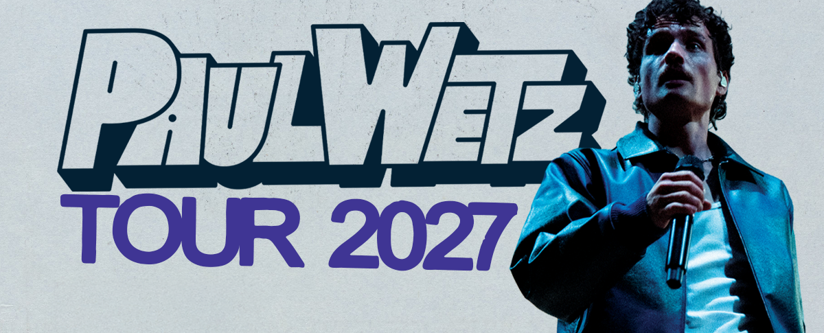 Plakat f&uuml;r die PaulWetz Tour 2027. Ein S&auml;nger mit Mikrofon steht rechts, der Tourname ist in gro&szlig;en Buchstaben links zu sehen., &copy; links im Bild