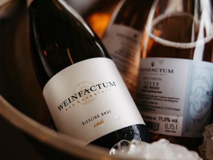 Weinflaschen im Eiskübel, Fokus auf 'Weinfactum Riesling Brut', umgeben von Eis., © Cool-Tours StattReisen Weinflaschen im Eiskübel, Fokus auf 'Weinfactum Riesling Brut', umgeben von Eis., © Cool-Tours StattReisen