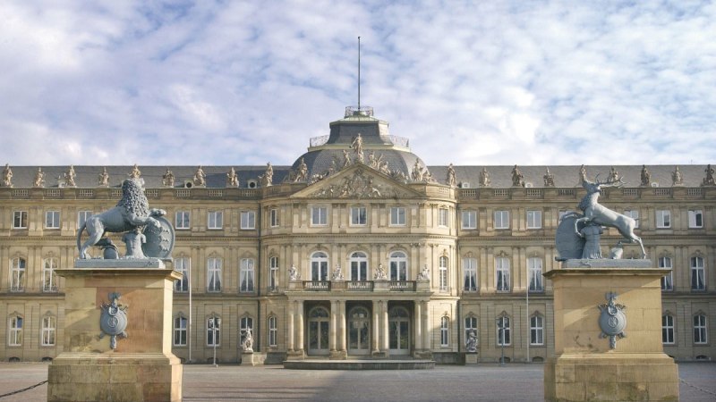 Das Neue Schloss in Stuttgart mit prächtiger Fassade und Statuen von Löwe und Hirsch im Ehrenhof, unter einem bewölkten Himmel., © Stuttgart-Marketing GmbH, Günter Bergmann Das Neue Schloss in Stuttgart mit prächtiger Fassade und Statuen von Löwe und Hirsch im Ehrenhof, unter einem bewölkten Himmel., © Stuttgart-Marketing GmbH, Günter Bergmann