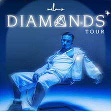 Plakat der Milano Diamonds Tour 2026: Eine Person sitzt in blauem Licht, trägt weiße Kleidung. Der Schriftzug 'Diamonds Tour' ist prominent zu sehen., © links im Bild