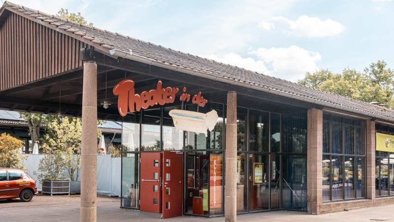Eingang des Theaters in der Badewanne mit Glasfront und rotem Auto davor. Ein Schild mit dem Theaternamen und einer Badewanne ist sichtbar., © Stuttgart Marketing GmbH, Sarah Schmid