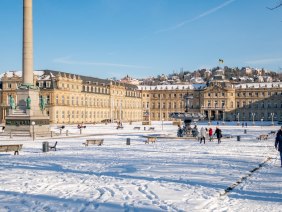 Schlossplatz Stuttgart im Winter, bedeckt mit Schnee. Menschen spazieren, die Sonne scheint, und das Neue Schloss ist im Hintergrund sichtbar., © SMG Thomas Niedermüller Schlossplatz Stuttgart im Winter, bedeckt mit Schnee. Menschen spazieren, die Sonne scheint, und das Neue Schloss ist im Hintergrund sichtbar., © SMG Thomas Niedermüller