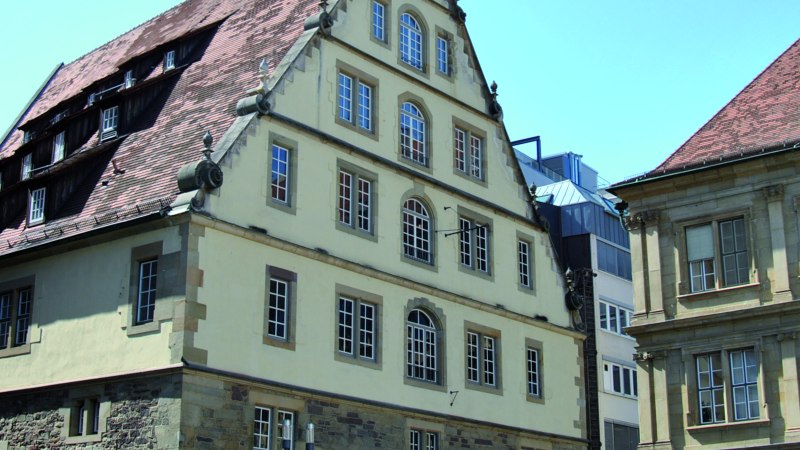 Der Stiftsfruchtkasten in Stuttgart zeigt ein historisches Gebäude mit markantem Satteldach und zahlreichen Fenstern, umgeben von moderner Architektur., © Stuttgart-Marketing GmbH