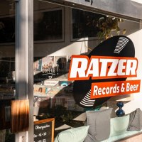 Schaufenster mit gro&szlig;em Aufkleber "Ratzer Records & Beer"., &copy; SMG, Sarah Schmid