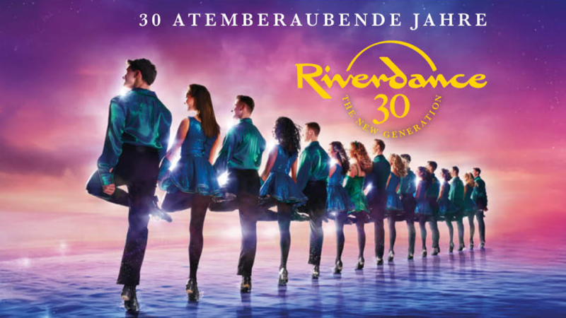 T&auml;nzer in blauen Kost&uuml;men stehen in einer Reihe auf einer B&uuml;hne. Der Hintergrund ist in lila und rosa T&ouml;nen gehalten. Oben steht '30 Atemberaubende Jahre'., &copy; links im Bild