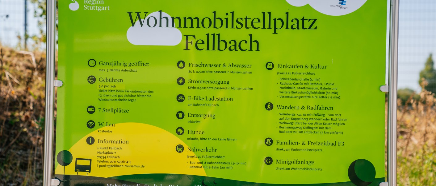 Grünes Schild mit Infos zum Wohnmobilstellplatz Fellbach: Öffnungszeiten, Gebühren, Stellplätze, WLAN, Frischwasser, Strom, Entsorgung, Einkaufsmöglichkeiten., © Stuttgart-Marketing GmbH, Thomas Niedermüller Grünes Schild mit Infos zum Wohnmobilstellplatz Fellbach: Öffnungszeiten, Gebühren, Stellplätze, WLAN, Frischwasser, Strom, Entsorgung, Einkaufsmöglichkeiten., © Stuttgart-Marketing GmbH, Thomas Niedermüller