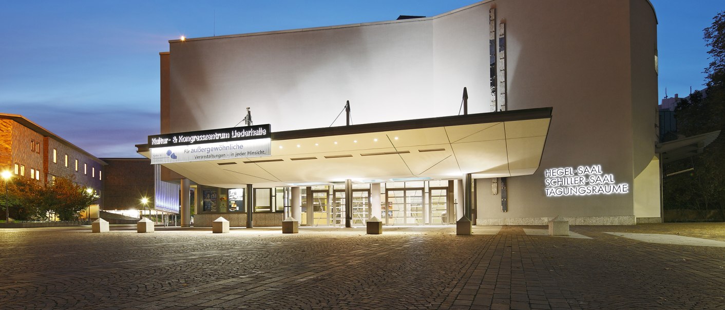 Eingang der Liederhalle Stuttgart bei Dämmerung, beleuchtet mit Schildern für Hegel-Saal, Schiller-Saal und Tagungsräume., © Kultur- und Kongresszentrum Liederhalle