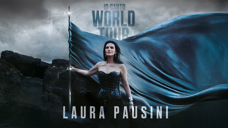 Eine Frau in einem glamour&ouml;sen Kleid h&auml;lt eine Fahne vor einem dramatischen, st&uuml;rmischen Hintergrund. Der Text 'Io Canto World Tour' und 'Laura Pausini' ist zu sehen., &copy; links im Bild