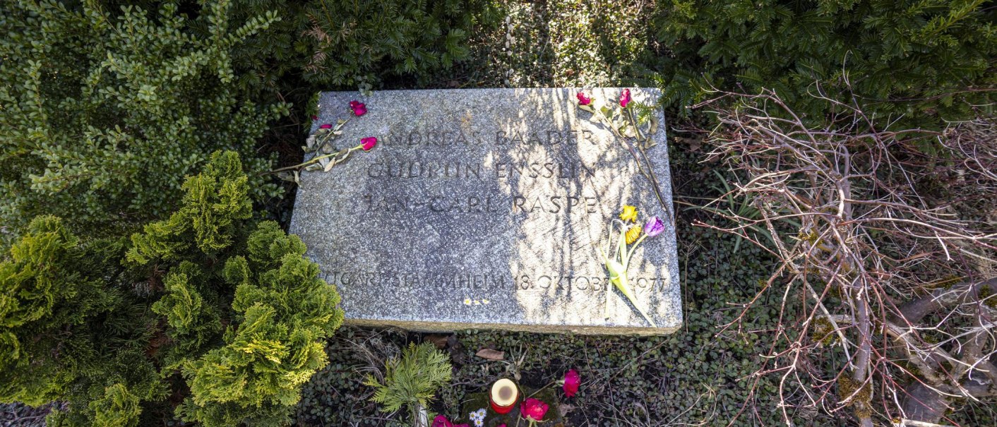 Ein Grabstein auf dem Dornhaldenfriedhof, umgeben von Pflanzen. Auf dem Stein liegen Blumen und eine Kerze steht davor., © Stuttgart-Marketing GmbH, Sarah Schmid Ein Grabstein auf dem Dornhaldenfriedhof, umgeben von Pflanzen. Auf dem Stein liegen Blumen und eine Kerze steht davor., © Stuttgart-Marketing GmbH, Sarah Schmid