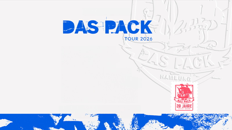 Grafik mit dem Schriftzug 'Das Pack Tour 2026' in Blau und einem roten Stempel mit '20 Jahre'. Im Hintergrund ein schwaches Logo von 'Das Pack'., © links im Bild Grafik mit dem Schriftzug 'Das Pack Tour 2026' in Blau und einem roten Stempel mit '20 Jahre'. Im Hintergrund ein schwaches Logo von 'Das Pack'., © links im Bild